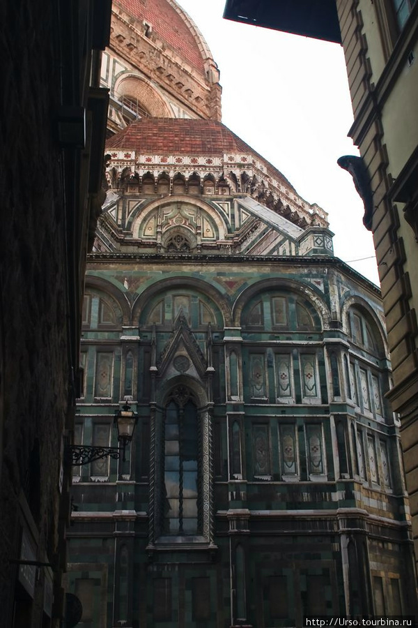 Cattedrale di Santa Maria del Fiore с этой стороны производит мрачноватое впечатление. Флоренция, Италия