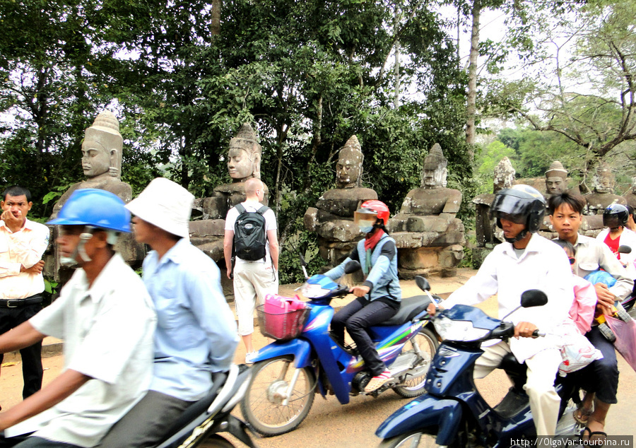 Движение по мосту достаточно интенсивное Ангкор (столица государства кхмеров), Камбоджа