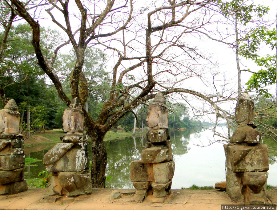Деваты и асуры поддерживали многоголового нага (змея) — кхмерский символ радуги-моста между землей и небесами. Ангкор (столица государства кхмеров), Камбоджа