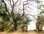 Деваты и асуры поддерживали многоголового нага (змея) — кхмерский символ радуги-моста между землей и небесами.