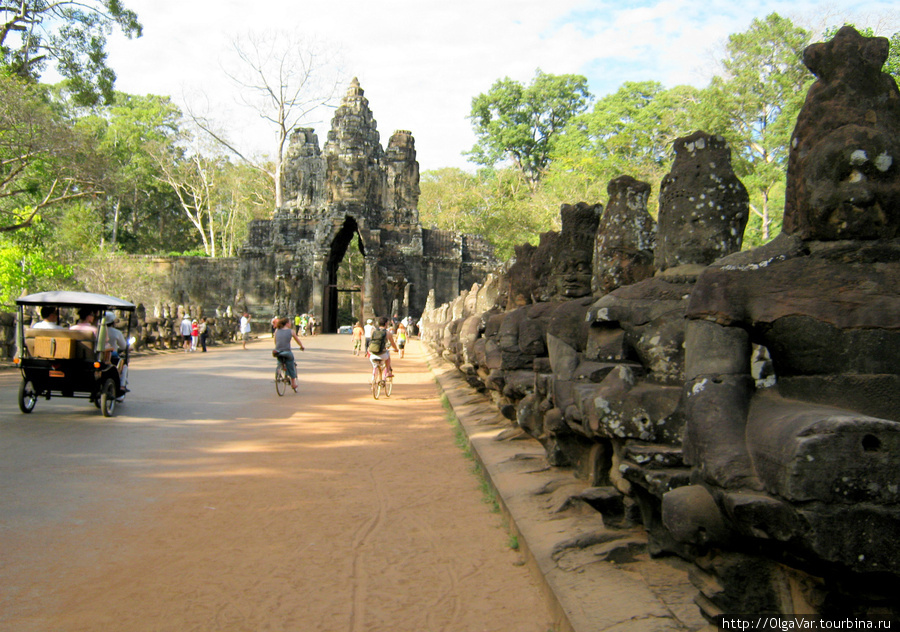 Асуры-демоны, подчиненные королевской власти, отпугивали зло и врагов Ангкор (столица государства кхмеров), Камбоджа