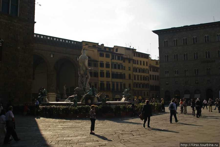 Очередной вид на Piazza della Signoria. В центре — фонтан Нептун, за фонтаном видна часть Loggia dei Lanzi, а в правом здании на первом этаже располагается Café Rivoire. Флоренция, Италия