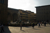 Очередной вид на Piazza della Signoria. В центре — фонтан Нептун, за фонтаном видна часть Loggia dei Lanzi, а в правом здании на первом этаже располагается Café Rivoire.