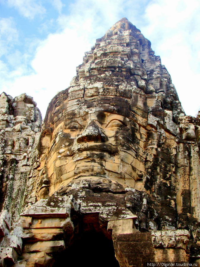 По представлению древних кхмеров изваяние бодхисатвы Авалокитешвары (язык сломаешь) тоже защищало город от злых сил. Ангкор (столица государства кхмеров), Камбоджа