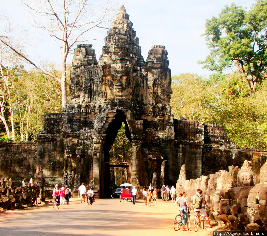 Южные Ворота в Анкгор Том Ангкор (столица государства кхмеров), Камбоджа