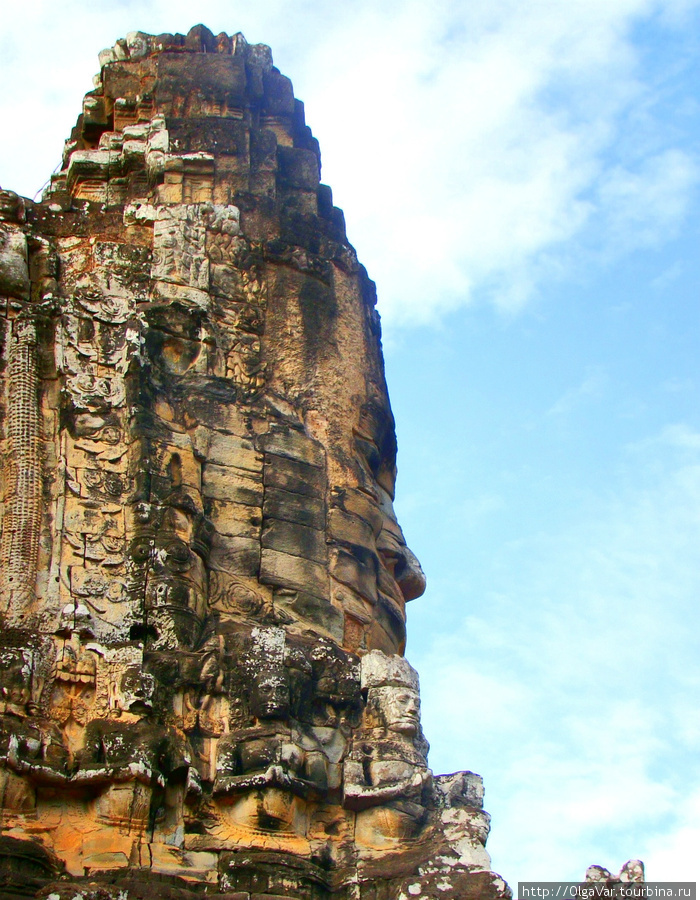 Некоторые ученые считают, что эти великаны  — это слуги Индры, празднующие победу бога над демонами. Ангкор (столица государства кхмеров), Камбоджа