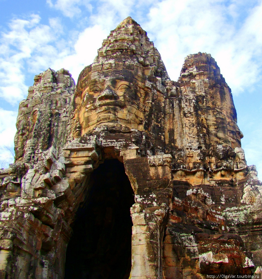 Врата или гопуры — это гигантское изваяние бодхисатвы Авалокитешвары, обратившего свой лик во все  четыре стороны. Ангкор (столица государства кхмеров), Камбоджа