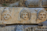 театральные маски, высеченные в камне