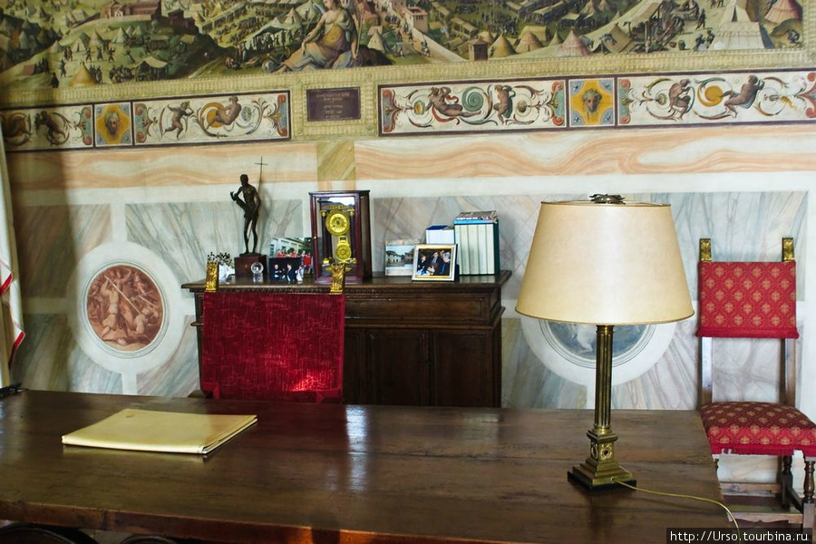 Зал папы Льва X. Флоренция, Италия