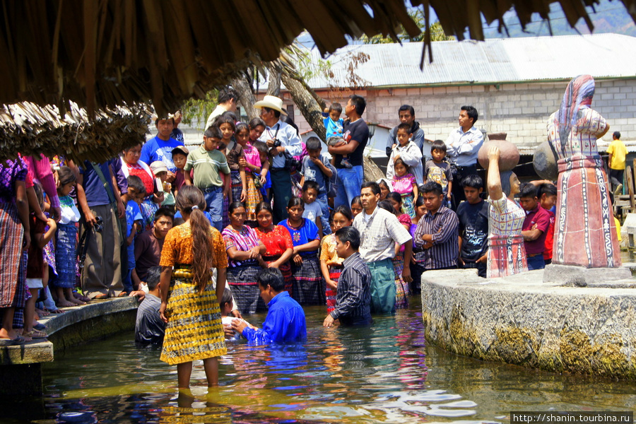 Крещение у паромной пристани Сантьяго Атитлан, Гватемала