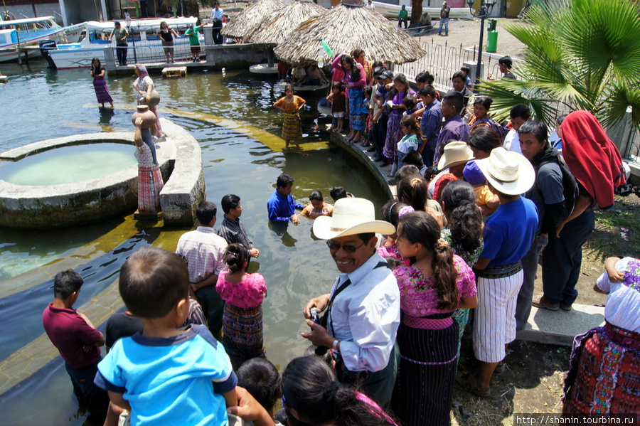 На берегу озера Атитлан Сантьяго Атитлан, Гватемала