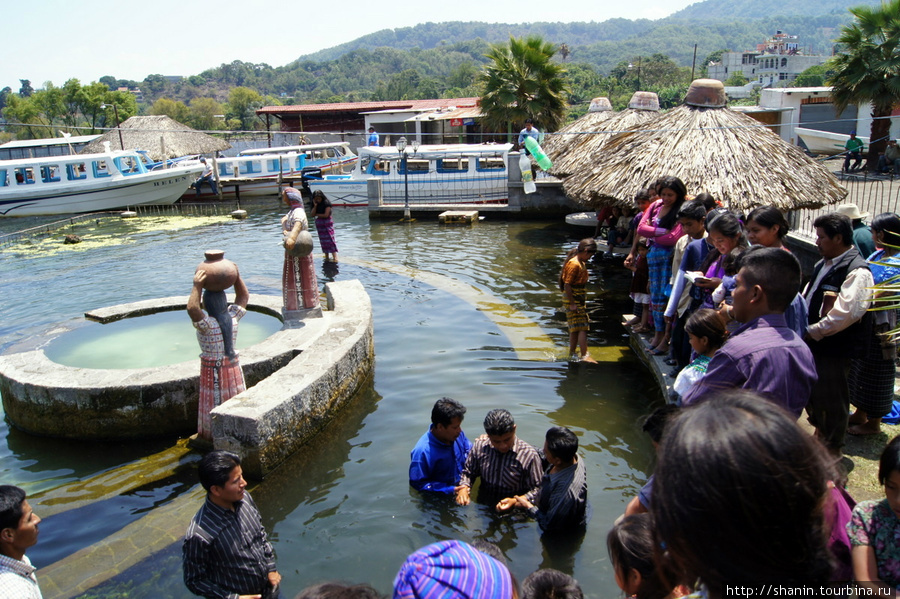 На берегу озера Атитлан проходит крещение Сантьяго Атитлан, Гватемала