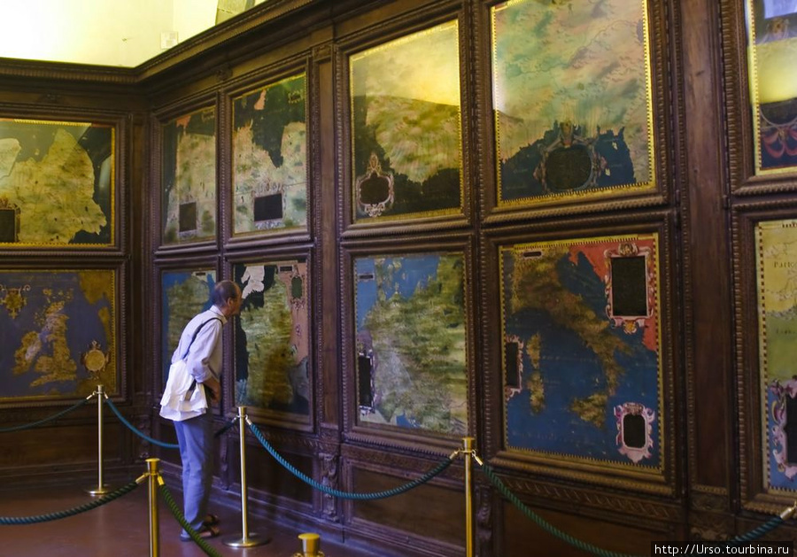 Зал Маппамондо. На стенах — старинный карты. Флоренция, Италия
