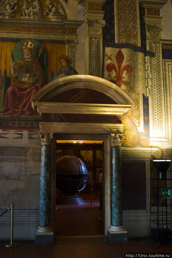 Вход в зал Маппамондо. Флоренция, Италия