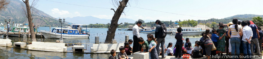 На берегу озера Атитлан Сантьяго Атитлан, Гватемала