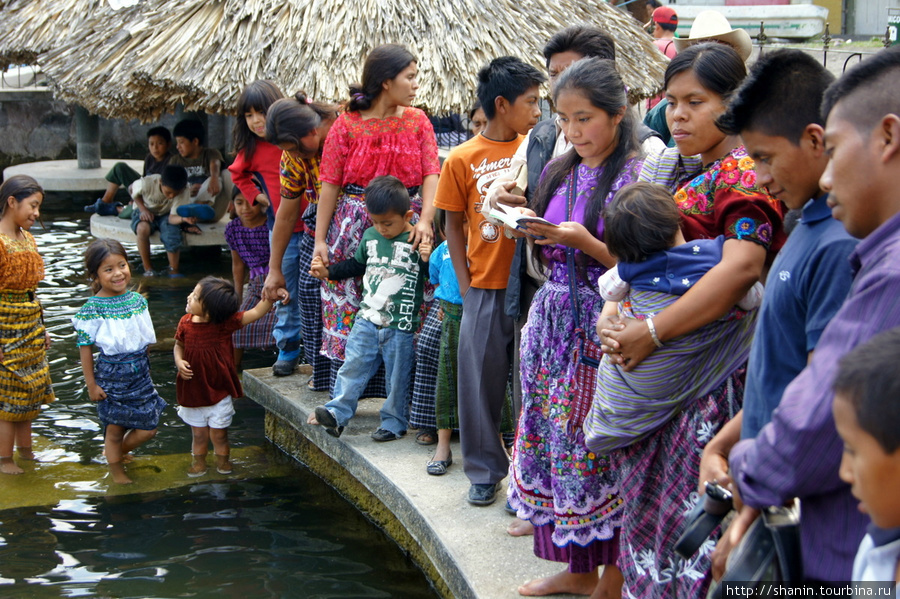 Перед погружением в воду зачитывают молитвы Сантьяго Атитлан, Гватемала