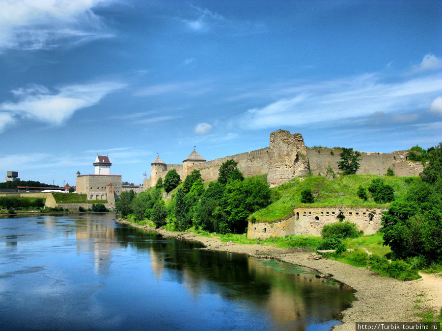 Нарвский замок и Ивангородская крепость Ивангород, Россия