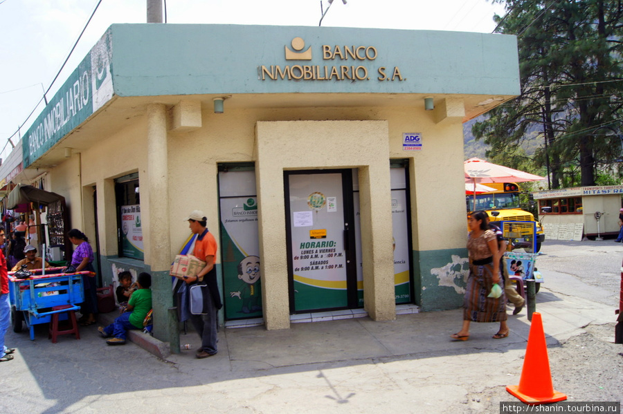 Банк на углу Панахачель, Гватемала