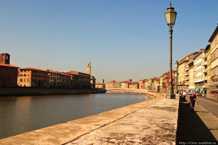 Вид на реку Арно и Ponte di Mezzo (Средний мост). Расположен в самом центре города, потому и назван так.
Второе название — Ponte 