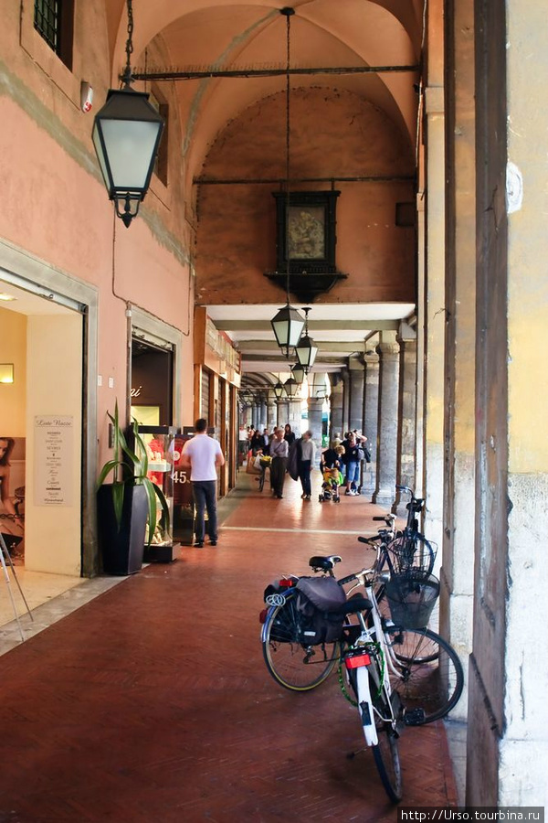 Галерея вдоль Borgo Stretto. Насколько можно было понять — одна из основных торговых улиц, магазины сплошняком с двух сторон. Пиза, Италия