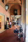 Галерея вдоль Borgo Stretto. Насколько можно было понять — одна из основных торговых улиц, магазины сплошняком с двух сторон.