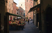 Свернули с Borgo Stretto в какую-то подворотню, и наткнулись на овощной рынок. Явно работает только по выходным.