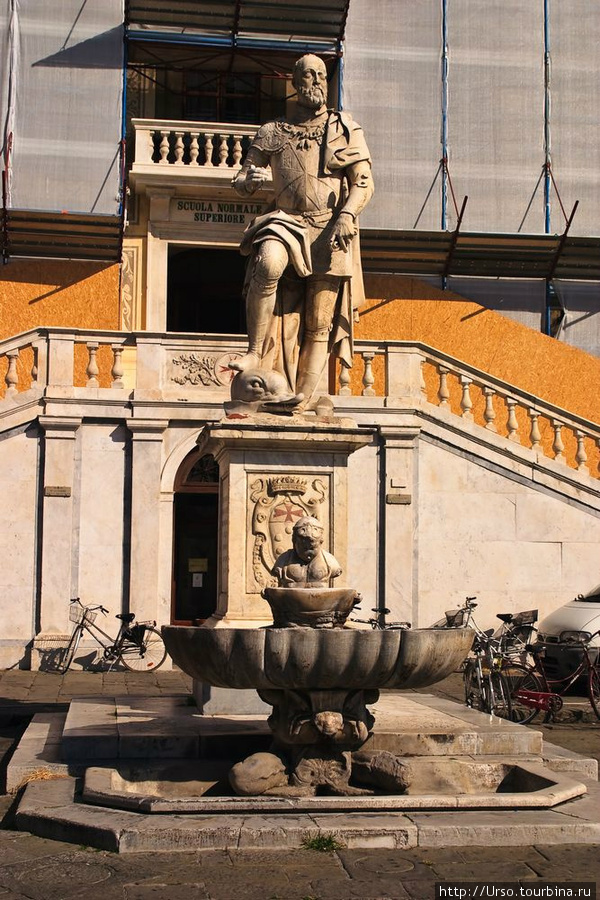 Памятник Cosimo I de' Medici. По его заказу и был спроектирован весь комплекс зданий на Piazza dei Cavalieri.