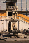 Памятник Cosimo I de’ Medici. По его заказу и был спроектирован весь комплекс зданий на Piazza dei Cavalieri.