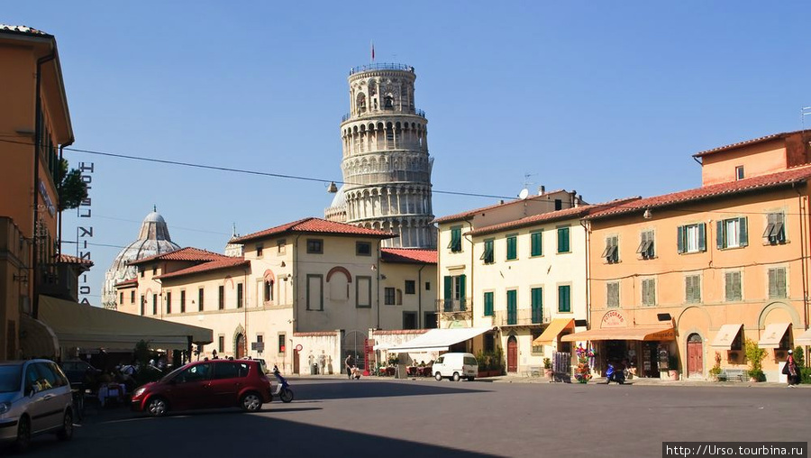 И вот уже виден главный символ города — Пизанская башня. На переднем плане — Piazza del Duomo