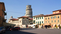 И вот уже виден главный символ города — Пизанская башня. На переднем плане — Piazza del Duomo
