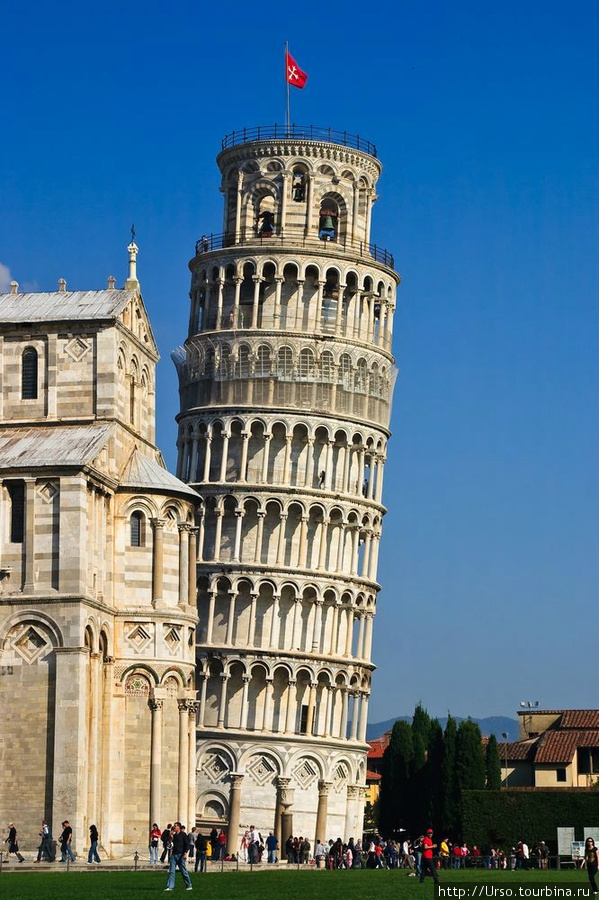 Огромное количество туристов стараются запечатлеть себя в позе удерживающего башню от падения. Пиза, Италия