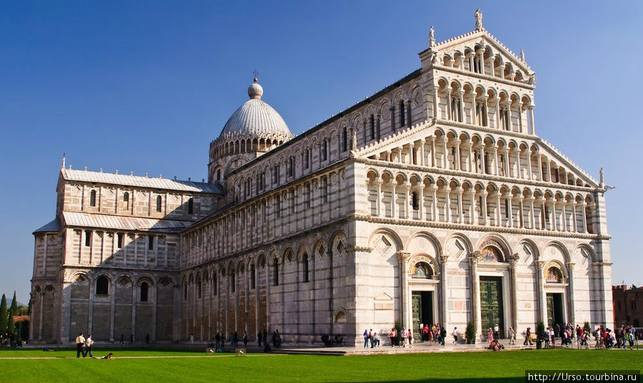 Кафедральный собор (Duomo di Santa Maria Assunta, Duomo di Pisa) – строительство началось в 1064 году, на деньги, полученные Пизой в качестве дани с Балеарских островов. Освящён собор в 1118 году, но строительство закончилось только в XIII веке. Фасад целиком облицован мрамором. Пиза, Италия