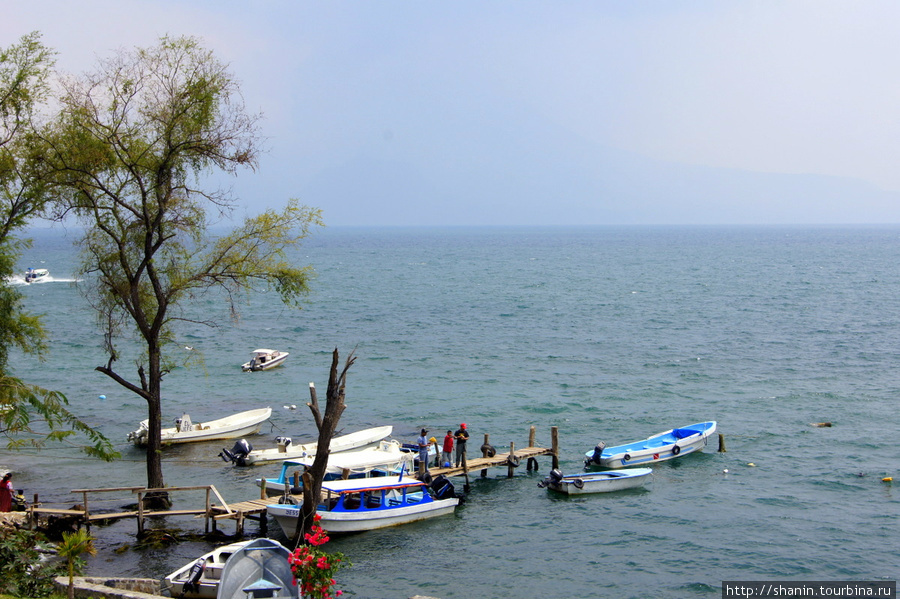Берег озера Атитлан Панахачель, Гватемала