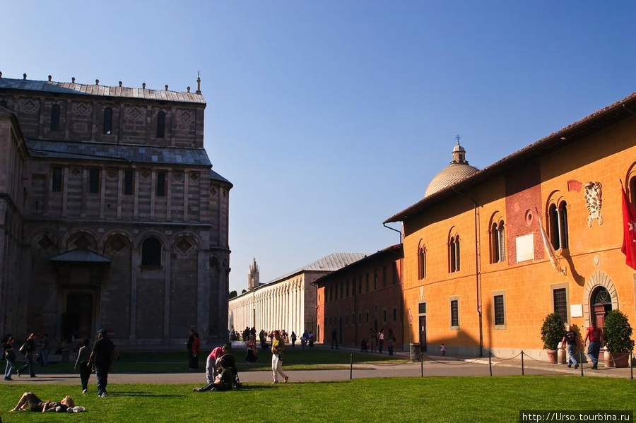 Пизанская башня и площадь Чудес Пиза, Италия