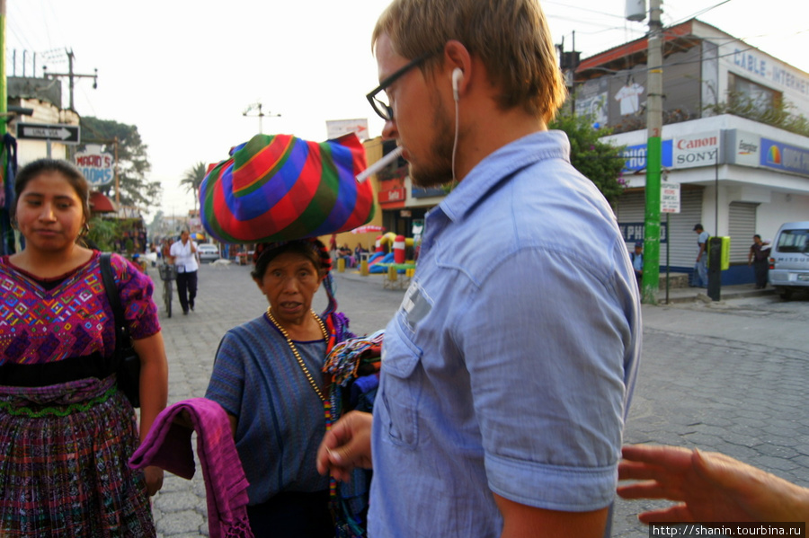 Туристов на улице атакуют торговцы сувенирами Панахачель, Гватемала