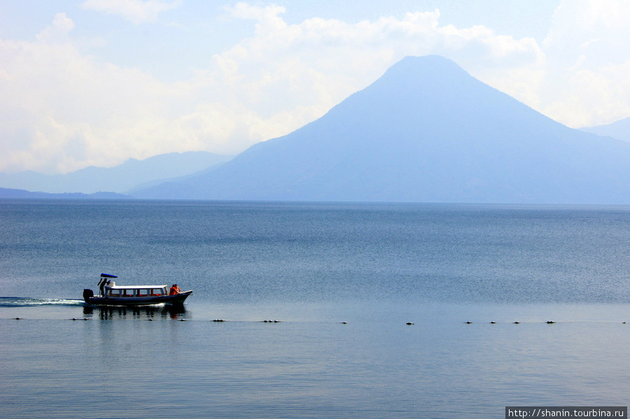 Лодка на озере Атитлан Панахачель, Гватемала