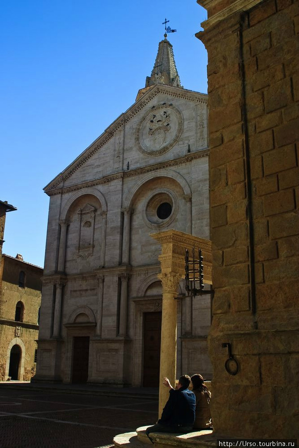 Кафедральный собор возвёл Бернардо Росселино в 1459-1462 годах. Необыкновенно гармоничный фасад, сложенный из травестина, в своей ясной композиции опять-таки следует ренессансным принципам Альберти. Его три высокие, наподобие триумфальных, арки обрамляют три входа в храм. Верхние ярусы боковых арок заняты нишами, а центрального — небольшим окном-розою. В треугольном фронтоне простой конфигурации — герб рода Пикколомини, увенчанный папской эмблемой, тиарой с двумя ключами св. Петра. Пьенца, Италия
