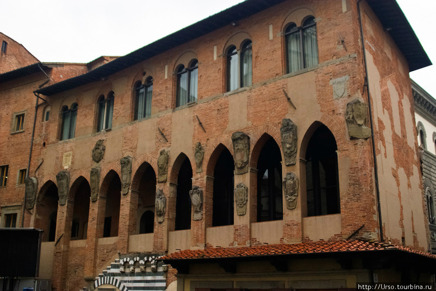 Здание XI века. С XVIII века в нём располагалась резиденция епископа, когда-то здесь была средневековая аптека, основанная в 1397 г. На втором этаже – арочная галерея, а на фасаде кое-где видны остатки мраморной облицовки. Пистоя, Италия