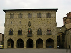 Palazzo Comunale (degli Anziani)
Palazzo degli Anziani, он же городская Ратуша, возведен в конце XIII века и украшен гербами семейства Медичи, увенчанными значком Папы Леона X. Внутри расположен городской музей.