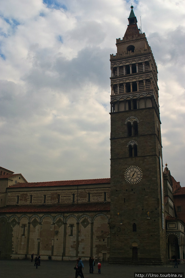 Campanile.
Башня построена в романском стиле в XII веке на месте более старой ломбардской башни (высота 67 метров). Пистоя, Италия
