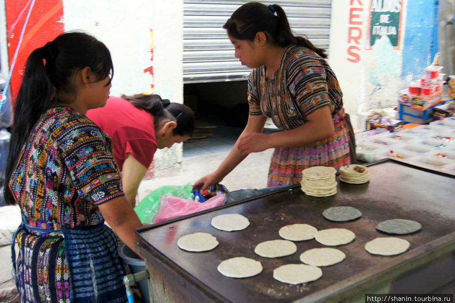 Тут же и лепешки пекут Солола, Гватемала