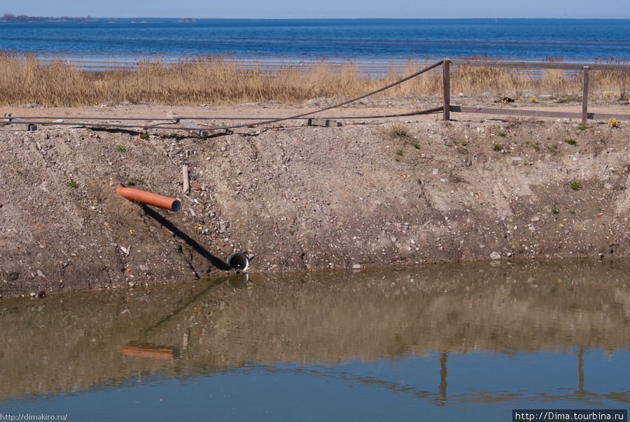 Бассейн, куда зимой свозят снег с городских улиц. Здесь он тает и вода, возможно, фильтруется перед тем, как попасть в Финский залив. Санкт-Петербург, Россия