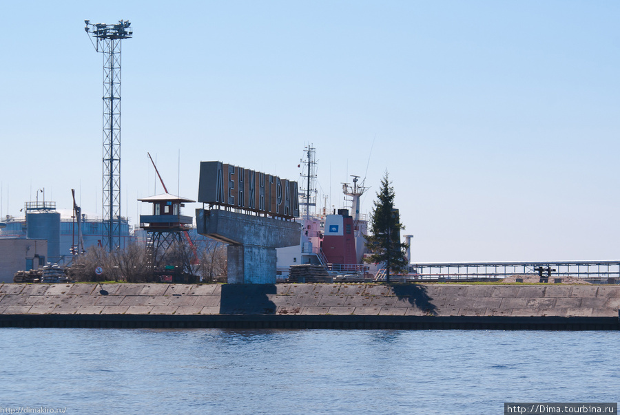 Корабли, заходящие в порт Санкт-Петербурга, встречает надпись «Ленинград» Санкт-Петербург, Россия