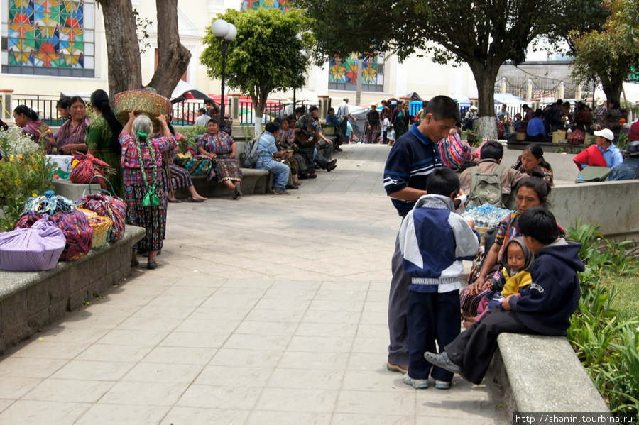 На центральной площади Солола, Гватемала