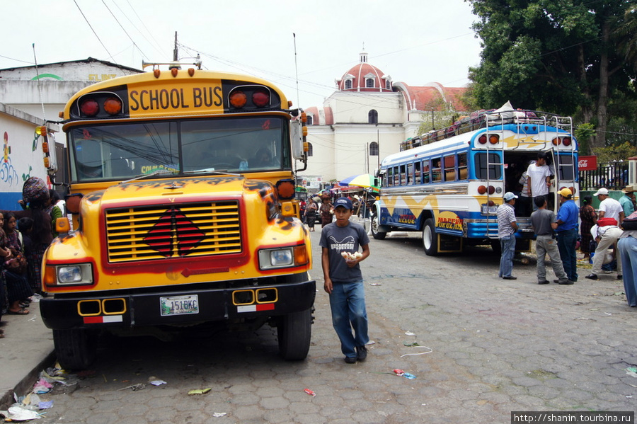 Автобусы паркуются недалеко от церкви Солола, Гватемала