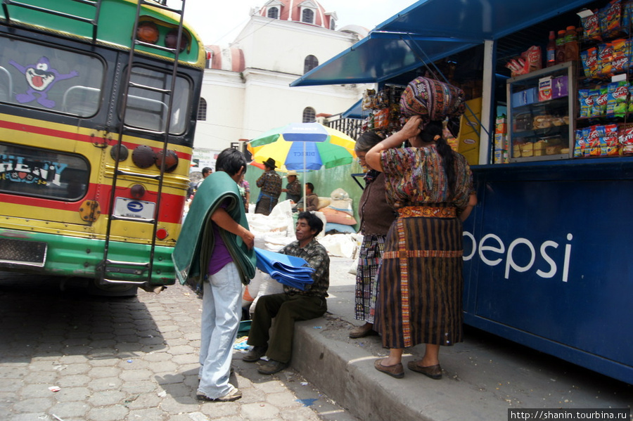Автобусная остановка в Сололе Солола, Гватемала