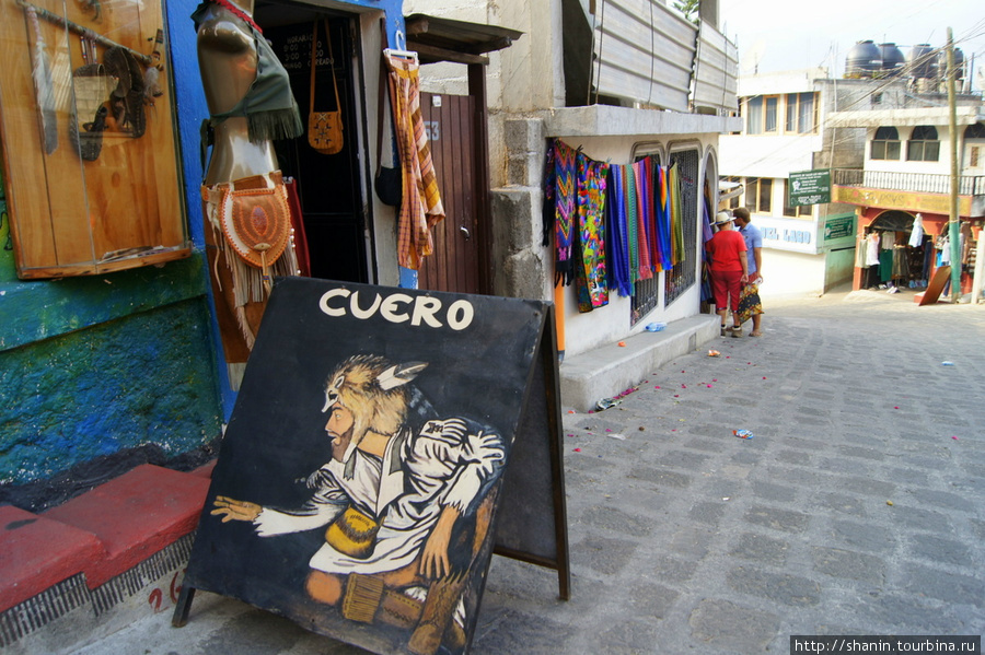 Главная туристическая улица поселка Сан Педро — вдоль берега озера Сан-Педро-ла-Лагуна, Гватемала