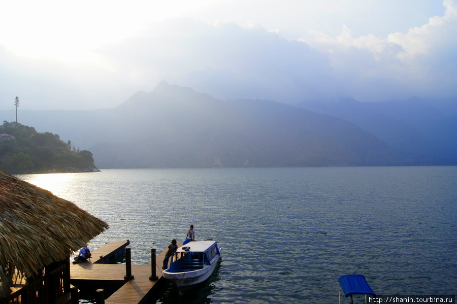 Берег озера Атитлан в Сан Педро Сан-Педро-ла-Лагуна, Гватемала
