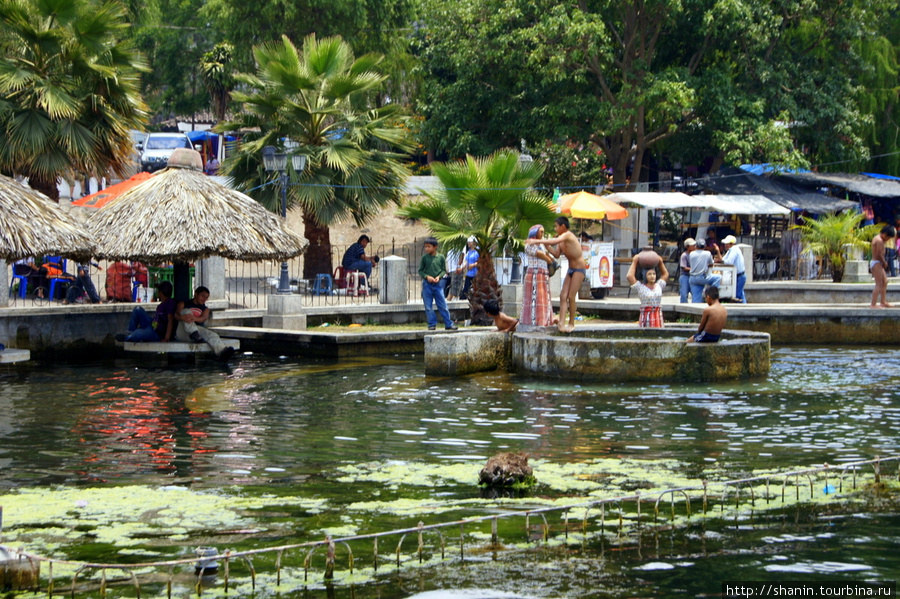 Озеро Атитлан у Сан Педро Сантьяго Атитлан, Гватемала