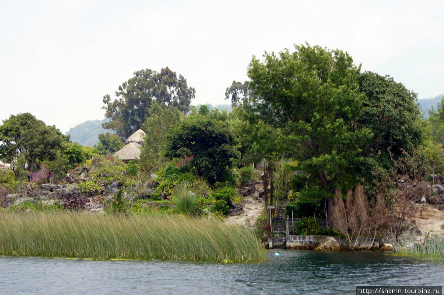 Берег озера Атитлан Сантьяго Атитлан, Гватемала